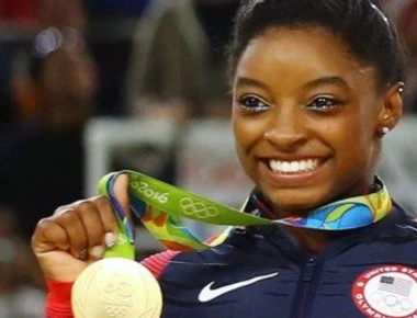 Σίμον Μπάιλς: Το «κορίτσι που γεννήθηκε να πετάει» και το κορυφαίο άλμα στην ιστορία των γυναικών (βίντεο)